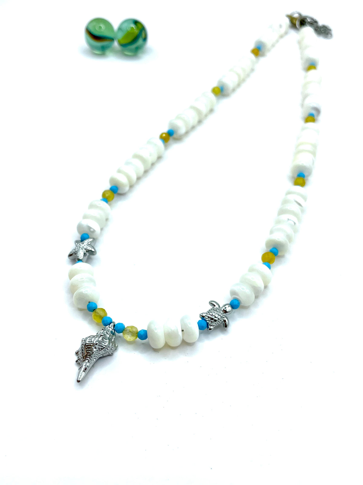 ''Mother of pearl'' summer necklace (white)